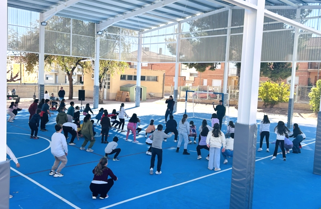 Los alumnos del CEIP Tierno Galvn ya disfrutan de su nueva pista polideportiva